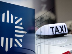 Więzienie za machanie "policyjną blachą". Pasażerka taksówki z zarzutami