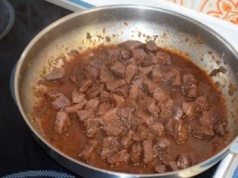 Wlej odrobinę do gulaszu, a mięso stanie się cudownie kruche i miękkie. Patent szefów kuchni