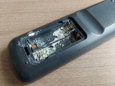 Biały nalot w pilocie to nie kurz. Lepiej nie dotykać go gołymi rękami