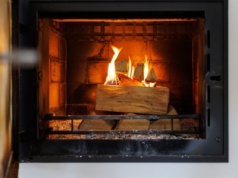 Koniec palenia drewnem? Sprawdziliśmy, co dokładnie mówią przepisy