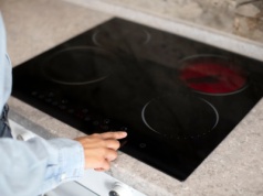 Porysowana i matowa indukcja? Domowa pasta z dwóch składników na mikrouszkodzenia