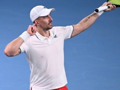 Polak przegrał w pierwszej rundzie AO! Nie będzie kolejnego tytułu