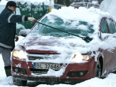 Mechanicy do odśnieżających auta na włączonym silniku: "To zły pomysł"