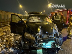 Kierujący BMW wjechał w barierki linowe na trasie S2