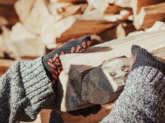 Ceny drewna opałowego w 2026. Ile kosztują sosna, buk i dąb?