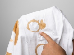 Ulubiona koszula poplamiona kawą? Zamiast wybielacza użyj tego