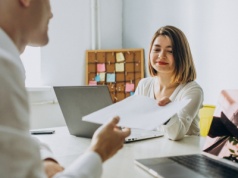 Rewolucja AI nie zmiotła etatów. Pracy przybywa