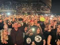 Wrocław na chwilę wrócił do PRL. Koncert "Zadzwońcie po milicję" wypełnił Halę Stulecia po brzegi