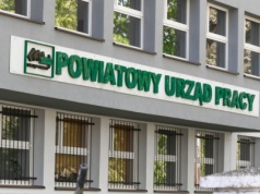 Okrągłe 0 zł na pomoc dla bezrobotnych. "Kolejna reforma patykiem po wodzie pisana"