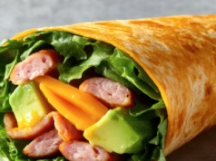 Słynne wrapy z serka wiejskiego w wydaniu Karoliny Stolarskiej-Bigos. Bogate wnętrze sprawia, że są jeszcze lepsze