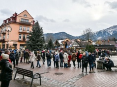 Wszyscy zabieramy je teraz na ferie. Oszuści tylko na to czekają
