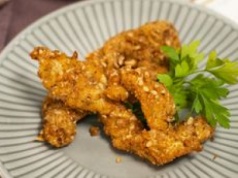 Zamiast faworków na słodko, robię wersję z indykiem. Panierka to prawdziwy sztos