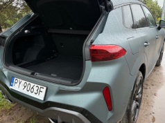 Rocznik 2025 oznacza cenę niższą o 23 tys. zł. Bagażnik hiszpańskiego SUV-a ma do 642 l, więcej niż MG HS