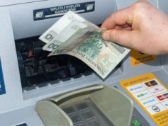 Banki apelują, żeby wypłacać gotówkę. Ostrzeżenie także dla Polski