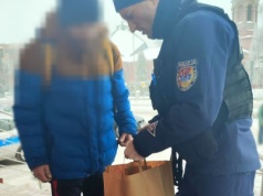 Policjanci zauważyli mężczyznę przeszukującego śmietnik. Zrobili mu zakupy, brawo panowie!