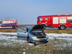 Dachowanie samochodu na DW 936 w Owsiszczach. Dwie osoby trafiły do szpitala