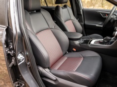 Ma technologię Toyoty, ale stoi na placach jako nowy z 2024 roku. Cena SUV-a spadła o 64 tys. zł