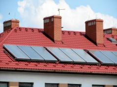 Czy fotowoltaika uszkadza dach? Sprawdź, jak panele wpływają na jego konstrukcję