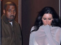 Smutna Bianca Censori w rajstopach świeci stanikiem, opuszczając kino z Kanye Westem (FOTO)