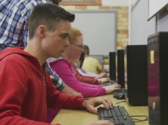 Rząd chce uczyć dzieci walki z cyfrowymi manipulacjami. Będą rozpoznawać "deepfake"