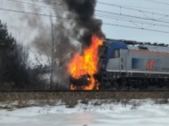 Groźny wypadek pod Warszawą. Pożar po zderzeniu auta z pociągiem