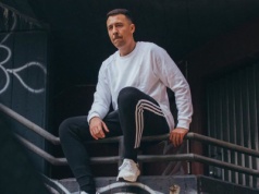 Avi urodził się w… Afryce. Jego matka musiała stamtąd uciekać, jak był niemowlęciem