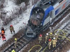 Pociąg zderzył się z osobówką pod Warszawą. Kilkaset osób ewakuowanych