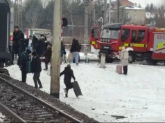 W auto uderzyły dwa pociągi, wybuchł pożar. Groźne zdarzenie pod Warszawą