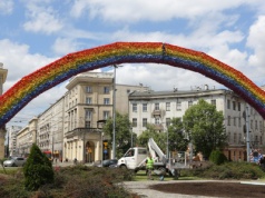Krzyż zamiast tęczy na Placu Zbawiciela. "Projekt ma charakter inkluzywny"