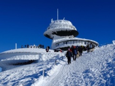Aktor w samej bieliźnie wszedł na Śnieżkę. To chory trend w górach