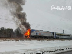 Zderzenie pociągu z autem na przejeździe kolejowym. Pociąg i auto są w ogniu! Trwa akcja ratunkowa i gaśnicza
