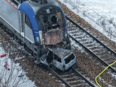 Dwa pociągi uderzyły w auto na przejeździe kolejowym. Lokomotywa i auto stanęły w ogniu. Podano wstępną przyczynę