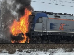 Groźne zderzenie pociągu z samochodem. W Łódzkiem opóźnienia na kolei