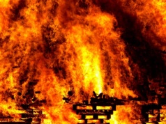 Budynki w gospodarstwie poszły z dymem. Rodzina bez dachu nad głową