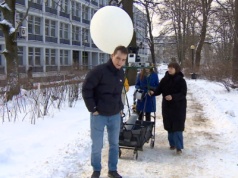 Chodzą z balonem przyczepionym do wózka. Nietypowy pomysł Polaków