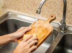 Jak wyczyścić drewnianą deskę do krojenia? Plamy po warzywach, owocach i mięsie znikną od razu