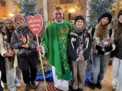 Zjeżdżają tu wierni z innych parafii. Wszystko przez to, co ksiądz robi z tacą po mszy. Sam też sięga do portfela