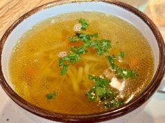 Nie wrzucaj tak warzyw do rosołu. Wyjdzie mdły i bez smaku