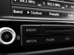 Koniec mandatów za radio w samochodzie. Rząd podał konkretną datę