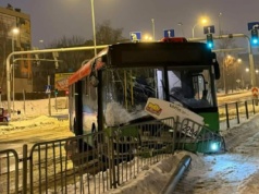 Światła nie działały, wjechał wprost przed autobus. Ten staranował latarnię i barierki
