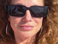 Naturalna Joanna Liszowska wypoczywa na zagranicznym urlopie, eksponując GŁĘBOKI DEKOLT. "Bogini"