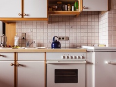 Biała kuchnia to już przeszłość. Teraz ten wystrój polecają projektanci