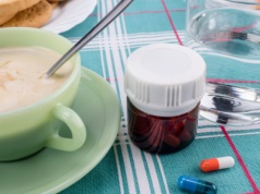 Leki mogą wchodzić w interakcje z jedzeniem. Nigdy tego nie łącz