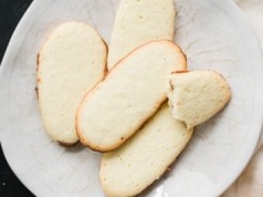 Z białek po pączkach przygotowuje te kruche ciasteczka. Chwila pracy i gotowe