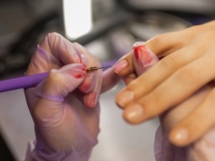 Dla paznokci "hot-girl goth" odkochasz się we french manicure. Nowa jakość hybryd w 2026 roku