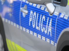 Kolejny dramat na torach. Auto wjechało pod pociąg, dwie osoby ranne