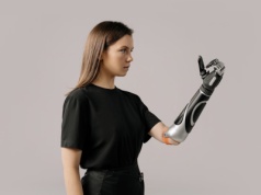 Koniec zgadywania siły chwytu? Nowa generacja protez dłoni wykorzystuje widzenie i AI