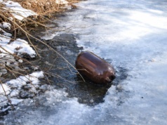 Tajemnicza kapsuła w rzece. Nietypowy obiekt postawił służby na nogi