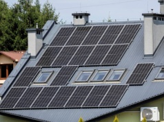 "Zielony wzrost to mrzonki". Fotowoltaikę montują zamożniejsi Polacy. Proponuje wielką zmianę