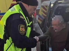 Senior w klapkach i bez kurtki błąkał się po ulicy w Gdańsku